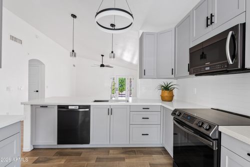 6536 W Desert Hollow Dr, Phoenix, AZ, 85083-3403 | Card Image