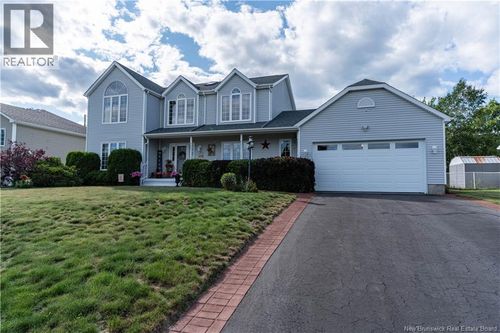247 Dawson St, House with 4 bedrooms, 3 bathrooms and null parking in Miramichi NB | Card Image