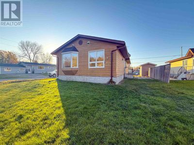 17 Gerald St, Home with 3 bedrooms, 1 bathrooms and null parking in Kenora ON | Image 1