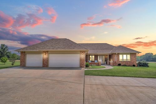 120 Moorlands Ln, Newton, KS, 67114-8889 | Card Image