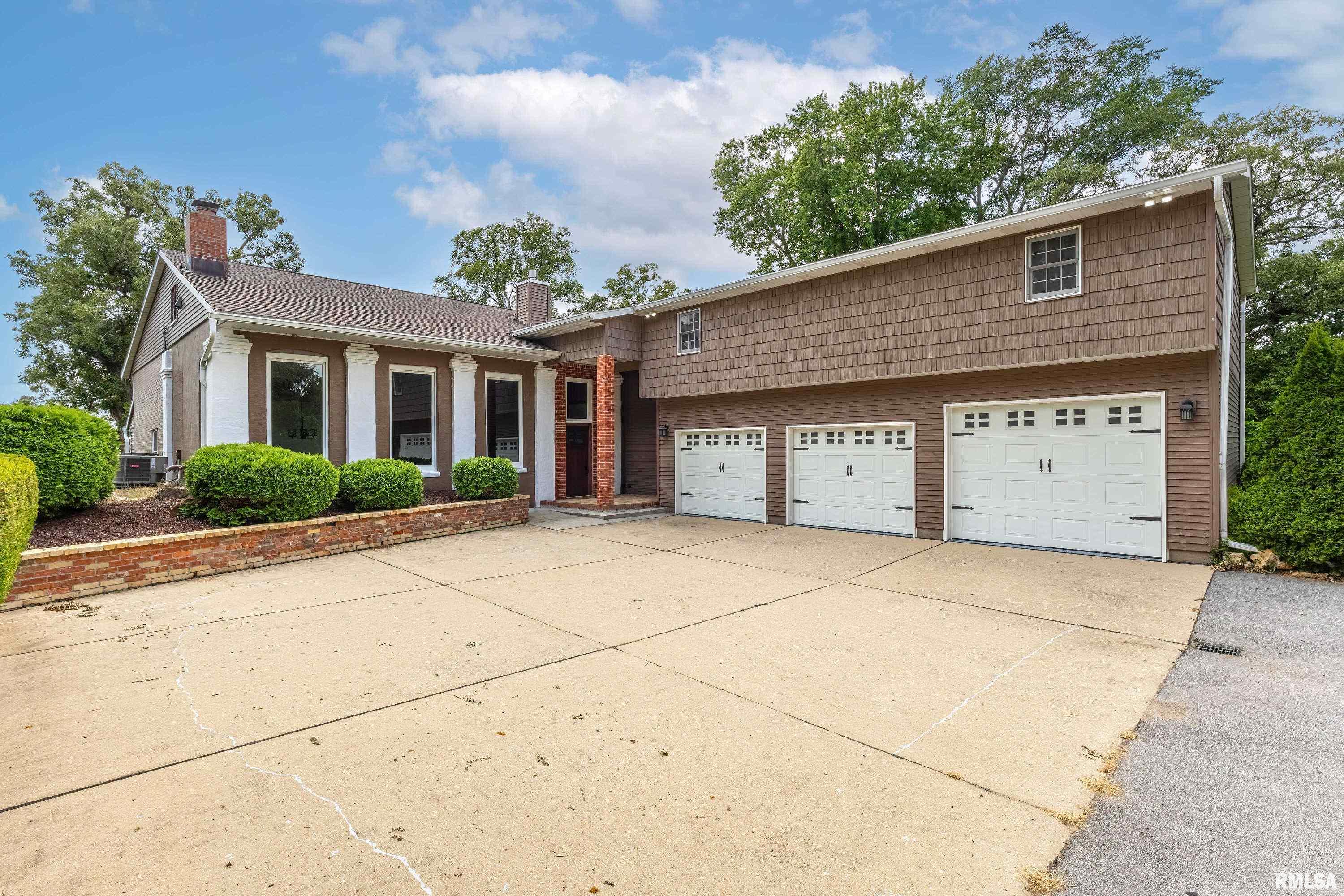 Valley Dr, Bettendorf, IA 52722