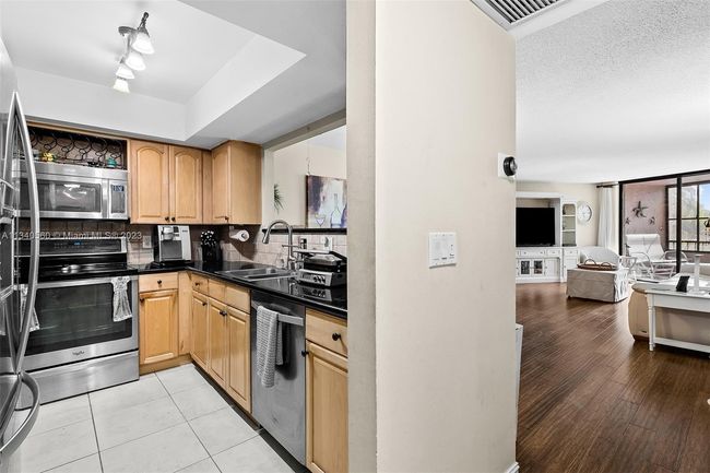 APT-201 - 3800 N Hills Dr, Condo with 1 bedrooms, 2 bathrooms and null parking in Hollywood FL | Image 5