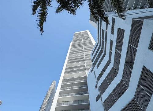 ph-lph18-325 S Biscayne Blvd, Miami, FL, 33131-2481 | Card Image