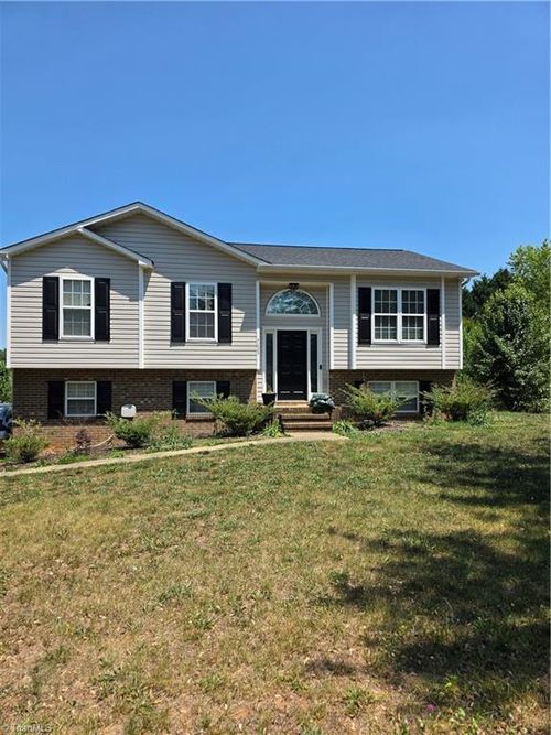 7625 Stonewell Ln, Tobaccoville, NC, 27050-9795 | Card Image