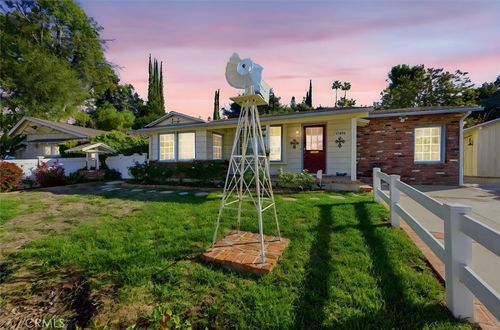 22050 Independencia St, Woodland Hills, CA, 91364-5022 | Card Image