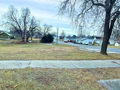 1226 Henry St, Moberly, MO, 65270-1217 | Card Image