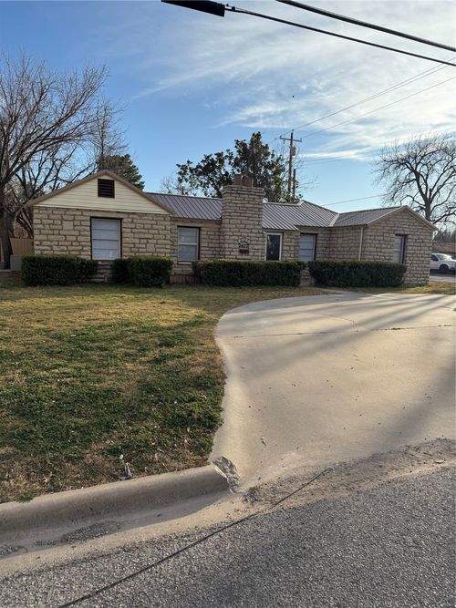 2627 Bismarck St, Vernon, TX, 76384-6006 | Card Image