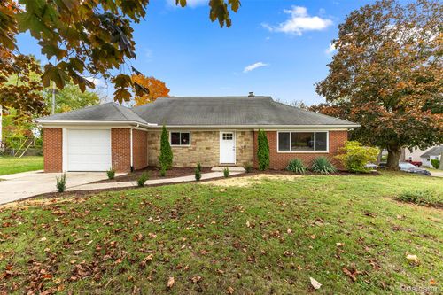 633 S Pontiac Trl, Walled Lake, MI, 48390-3360 | Card Image