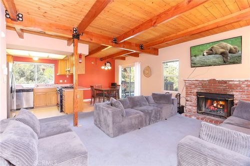 2005 Zermatt Dr, PINE MOUNTAIN CLUB, CA, 93222-4051 | Card Image