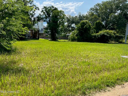 215 Magnolia Ave, Pass Christian, MS, 39571 | Card Image