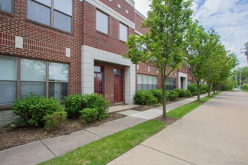 68 W Bethune St, Detroit, MI, 48202-2707 | Card Image