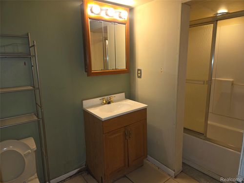 28350 Thorny Brae Rd, Farmington Hills, MI, 48331-5660 | Card Image