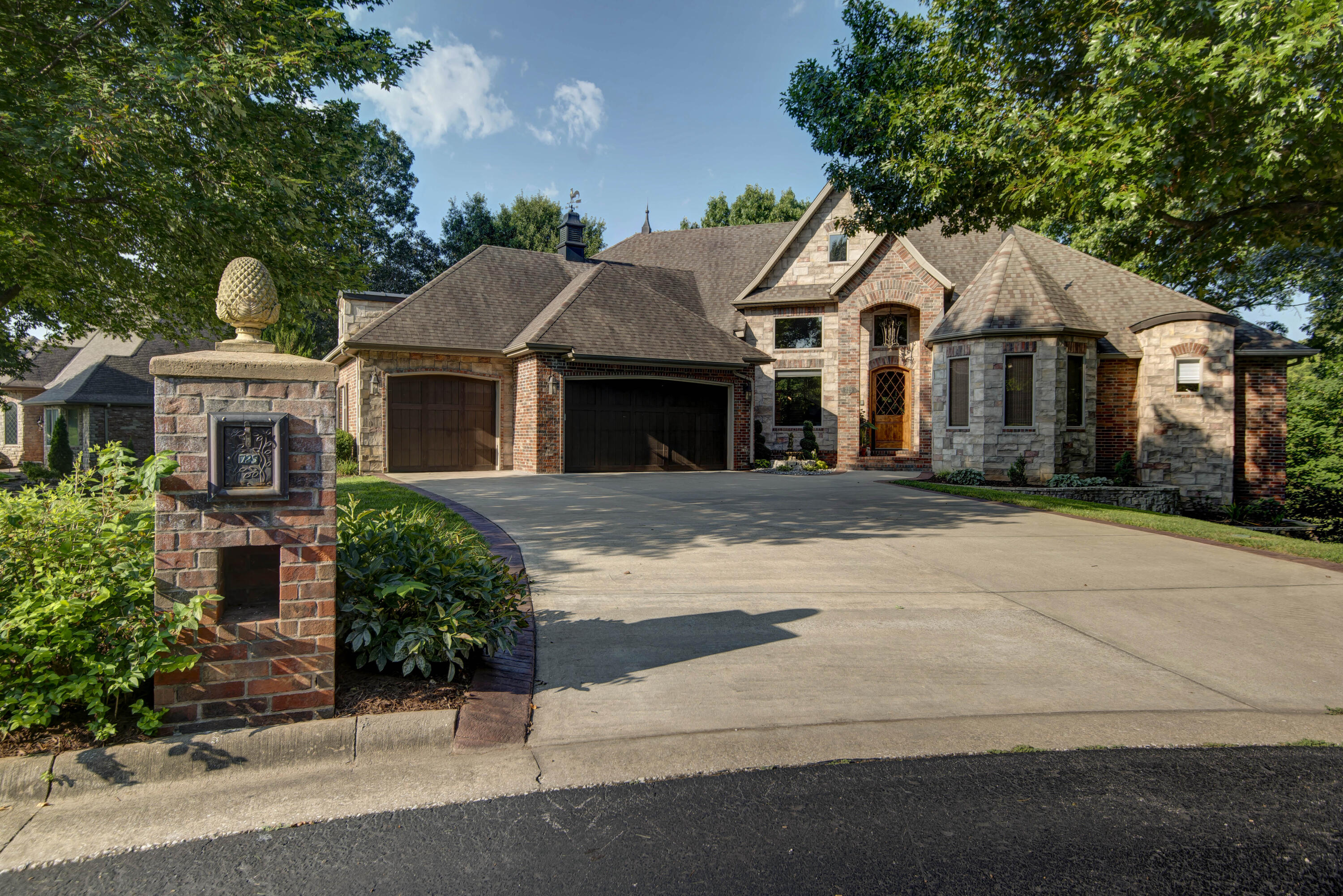Hickory Ter, Springfield, MO 65809
