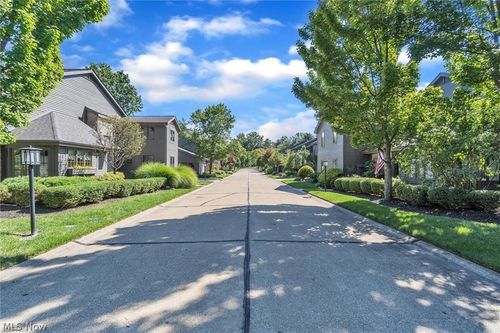 1070 Stonewood Ct, Westlake, OH, 44145-2807 | Card Image
