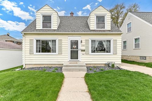 7926 W Wright Street, Wauwatosa, WI, 53213 | Card Image