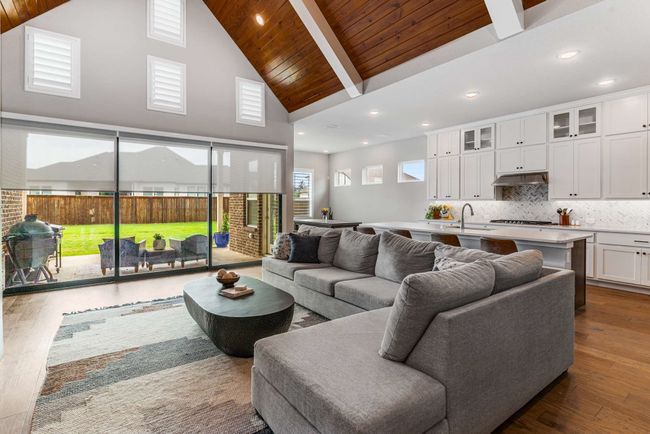 Spacious, light-filled living room! | Image 4