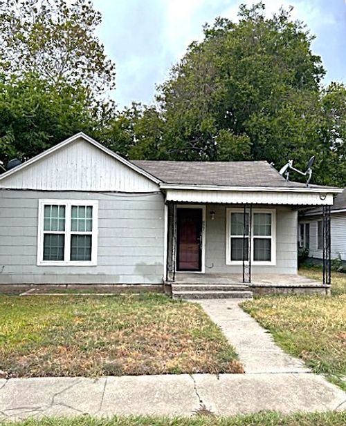 827 N Morris St, Gainesville, TX, 76240-3411 | Card Image