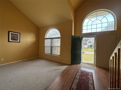 1 Daylilly Ct, Middle Island, NY, 11953-2704 | Card Image