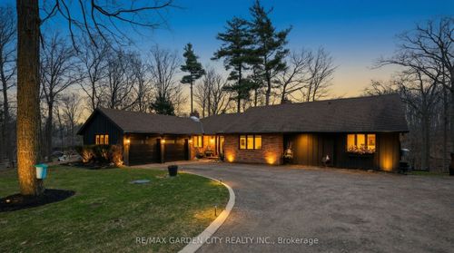 51 Park Rd S, Grimsby, ON, L3M4E7 | Card Image
