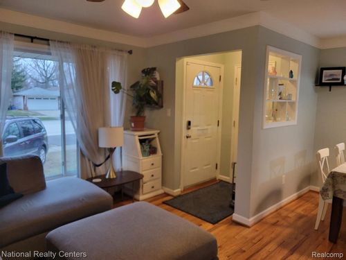 28070 W Chicago St, Livonia, MI, 48150-3272 | Card Image