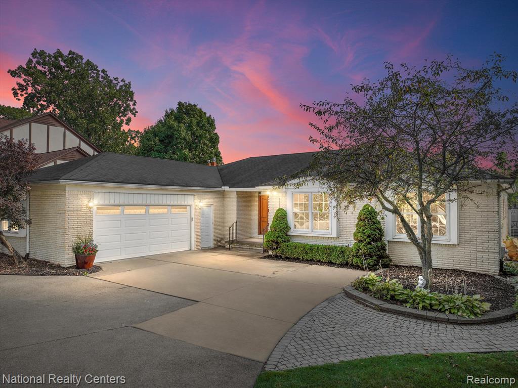 Wilson Dr, Dearborn Heights, MI 48127