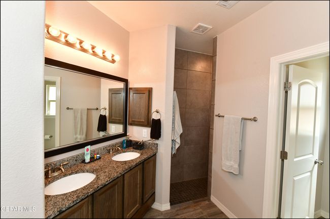 Primary bath | Image 19