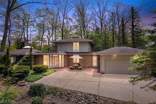 17571 Merry Oaks Trl, Chagrin Falls, OH, 44023-5643 | Card Image