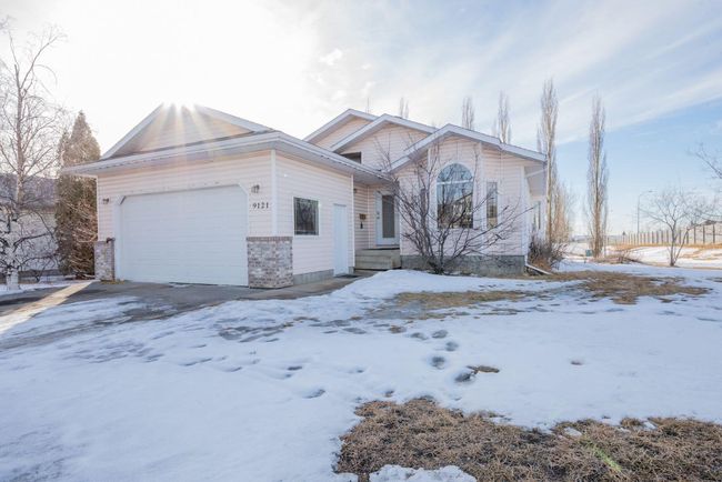 9121 111 Avenue, Home with 4 bedrooms, 3 bathrooms and 4 parking in Grande Prairie AB | Image 2