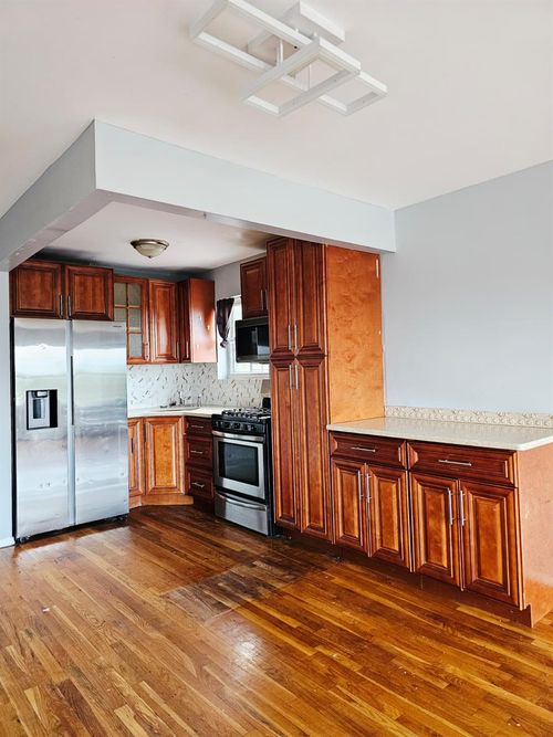 561 Beach 43rd St, Far Rockaway, NY, 11691-1216 | Card Image