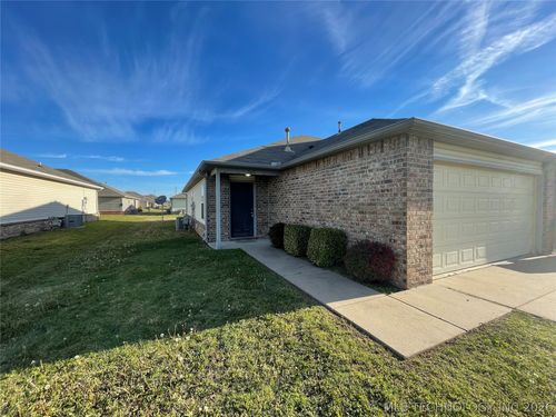 3508 E Gillette St, Broken Arrow, OK, 74014-8867 | Card Image