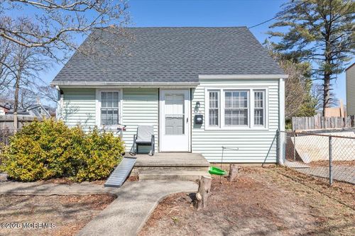 15 Woody Ter, Hazlet Township, NJ, 07734-3142 | Card Image