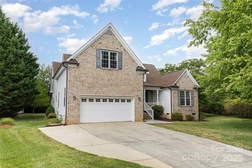 14807 Middlesborough Dr, Matthews, NC, 28104-1175 | Card Image