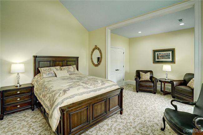 Guest bedroom with separate sitting room | Image 32