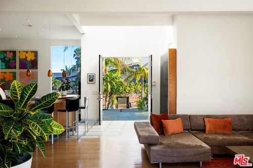 817 Enchanted Way, Pacific Palisades, CA, 90272 | Card Image