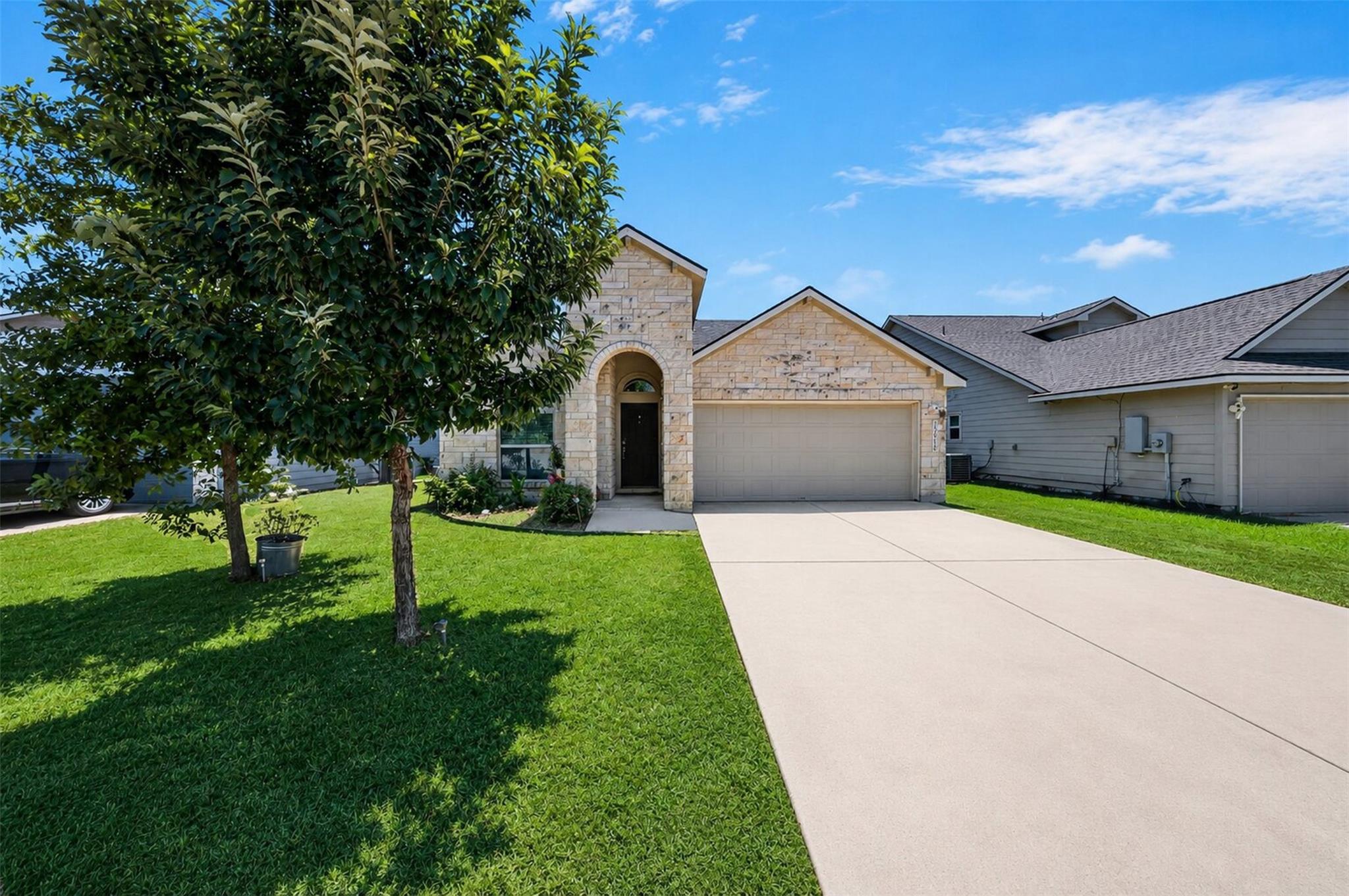 Residential Lease in Manor 4