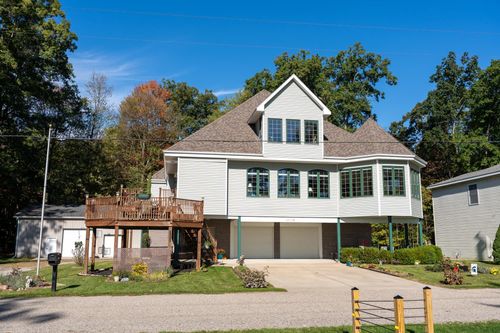 11076 N Shore Dr, Lake, MI, 48632-9541 | Card Image
