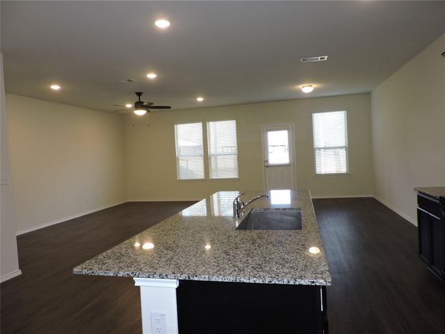 Large island with breakfast bar | Image 12