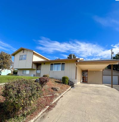 824 Taylor, Home with 3 bedrooms, 2 bathrooms and null parking in Sunnyside WA | Image 3