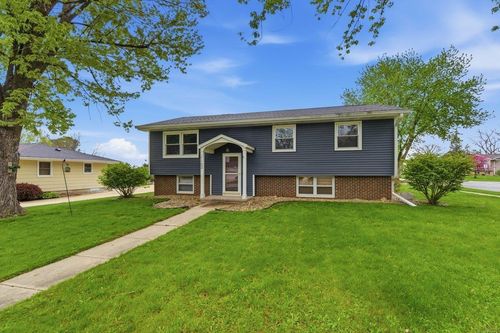 1102 Woodring Dr, Waverly, IA, 50677-1511 | Card Image