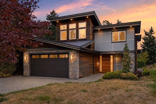 3749 Ascot Dr, Saanich, BC, V8P3S2 | Card Image