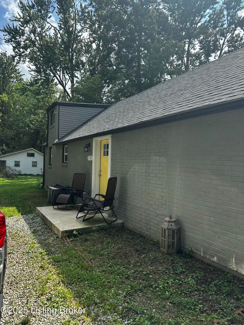 2724 Triplett Ct, Louisville, KY, 40216-1271 | Card Image
