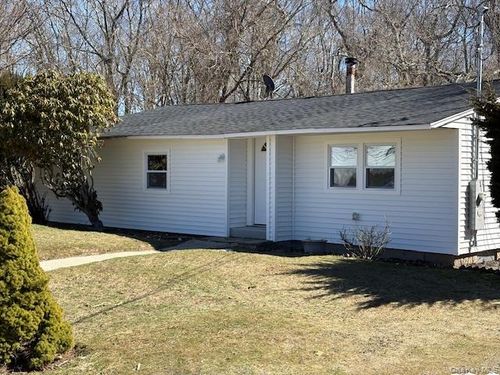 51 Oak Dr, Riverhead, NY, 11901-1518 | Card Image