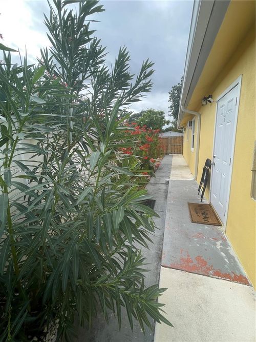 3-1935 Liberty St, Hollywood, FL, 33020-2408 | Card Image
