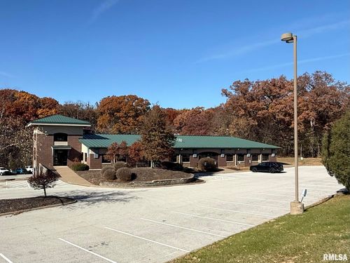 555 Valley View Dr, Moline, IL, 61265-6138 | Card Image