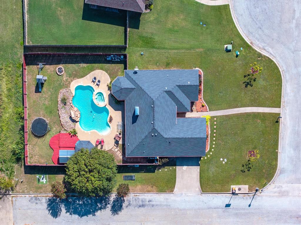 Henry Ct, Wills Point, TX 75169