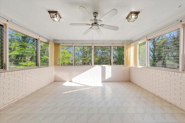 NICE SUNROOM! | Image 33