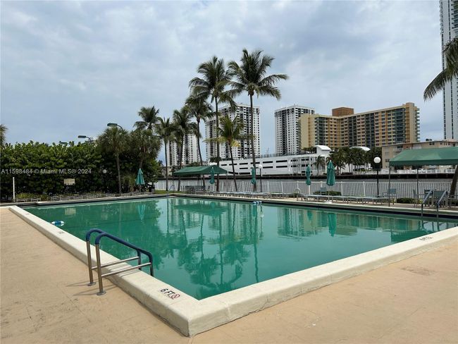 909 - 1000 Parkview Dr, Condo with 3 bedrooms, 2 bathrooms and null parking in Hallandale Beach FL | Image 17