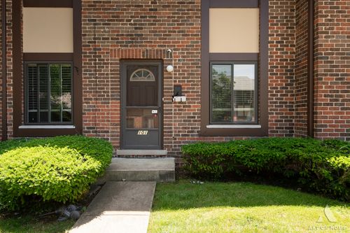 18W101 Standish Ln, Villa Park, IL, 60181-3644 | Card Image