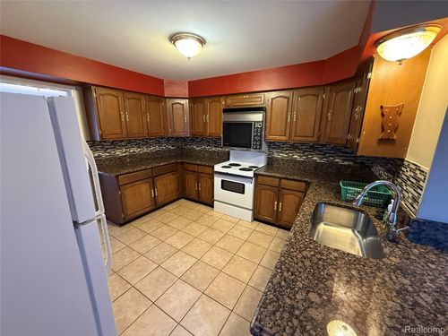 7122 Pebble Park Dr, West Bloomfield, MI, 48322-3505 | Card Image