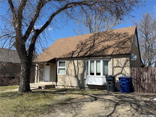 805 Souris Avenue, Weyburn, SK, S4H0E5 | Card Image